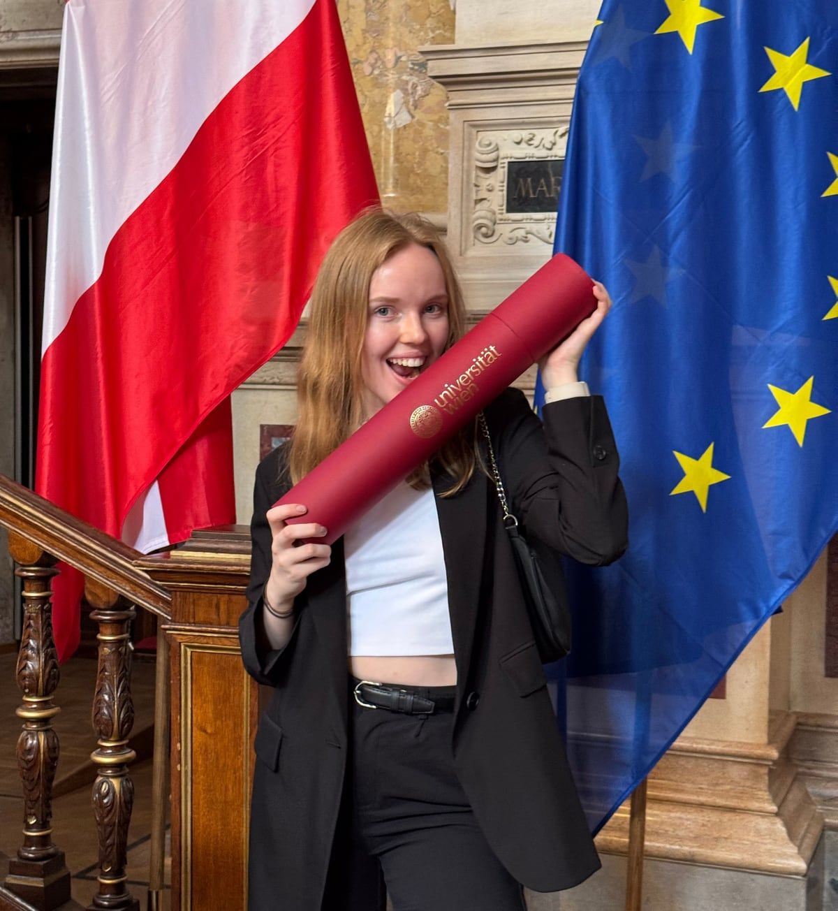 Мірослава Габрієль із дипломом Universität Wien на випускному